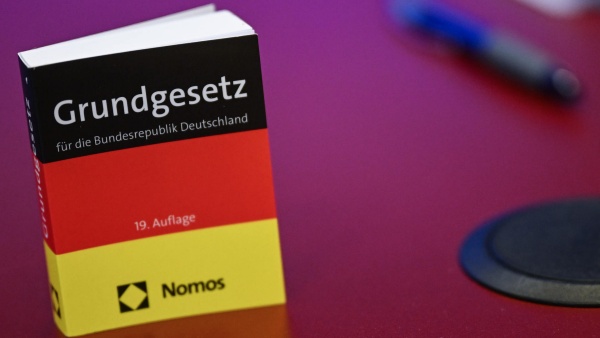 25_11_18_Grundgesetz_web © Foto: dpa, Britta Pedersen Bild