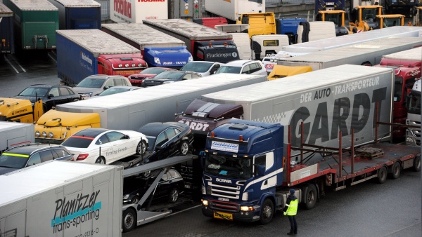 Seehafen Kiel, LKW warten auf ihre Verladung