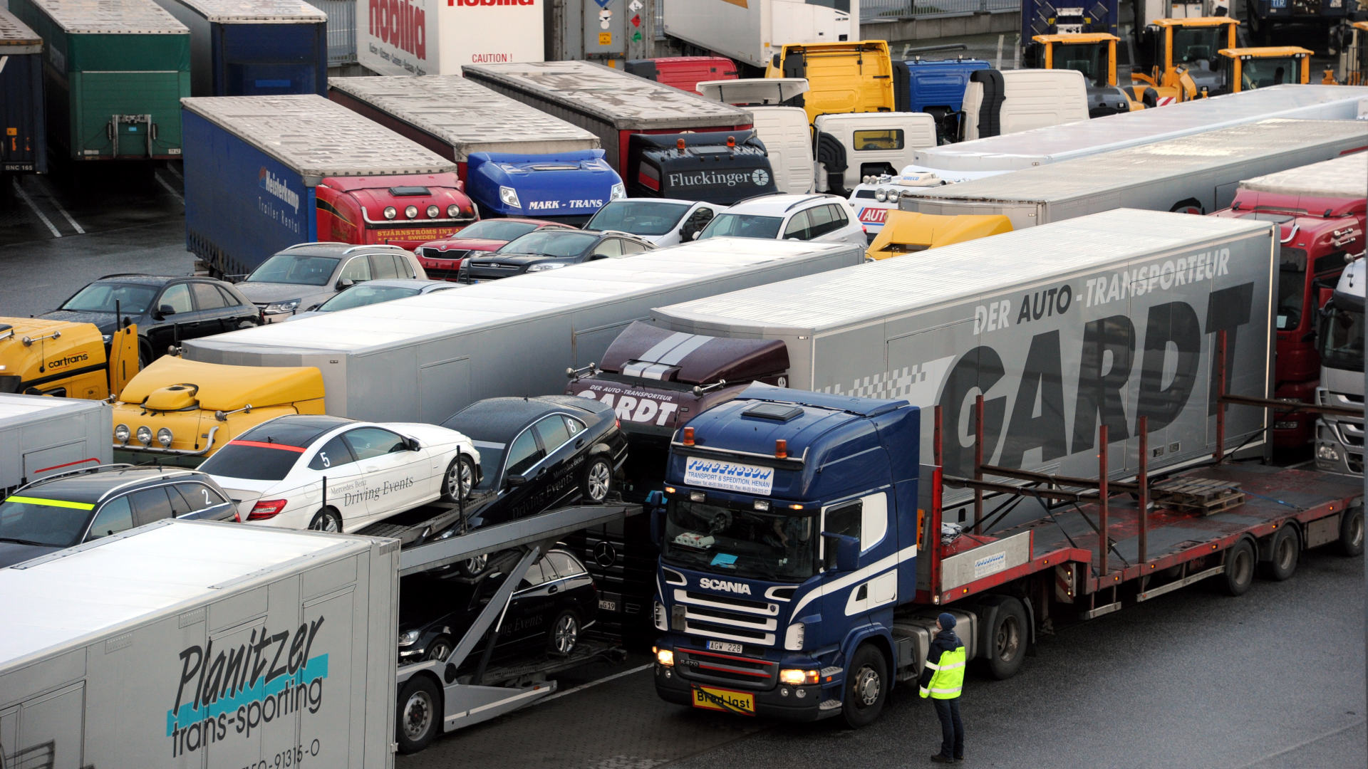 Seehafen Kiel, LKW warten auf ihre Verladung