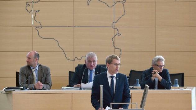 Der neue Ministerpräsident Daniel Günther (CDU) hält seine erste Regierungserklärung.