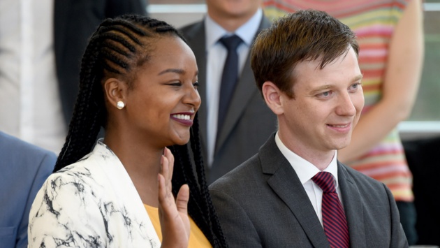 Aminata Toure (Grüne) und Tobias Loose (CDU) werden bei der Landtagssitzung als Abgeordnete vereidigt.