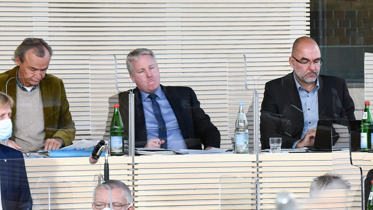 Die drei AfD-Politiker Volker Schnurrbusch, Jörg Nobis und Frank Brodehl sitzen in der hintersten Reihe in der Oktober-Tagung im Plenarsaal beisammen.