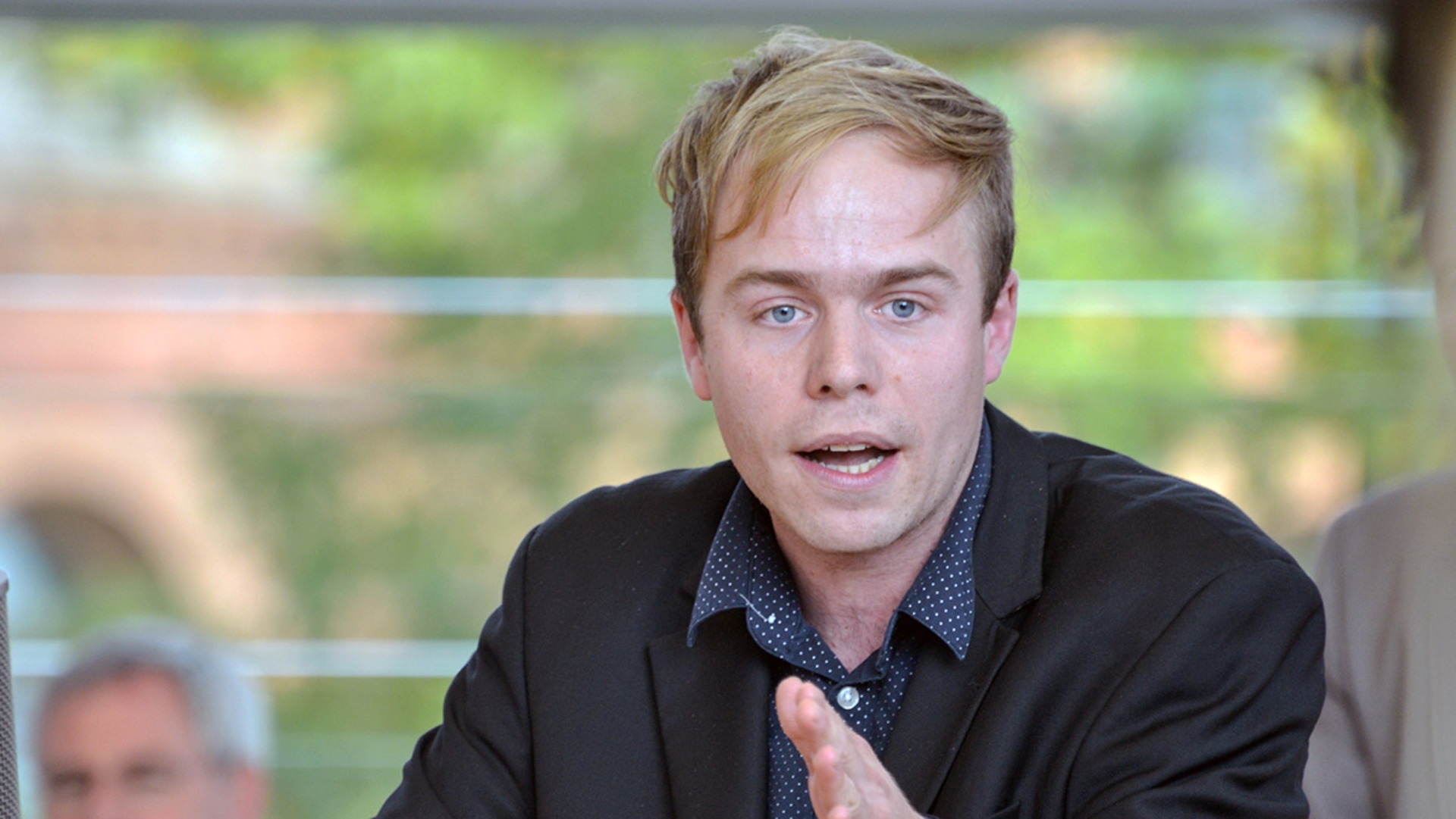 Der Grünen-Abgeordnete Rasmus Andresen hält im Plenarsaal eine Rede.