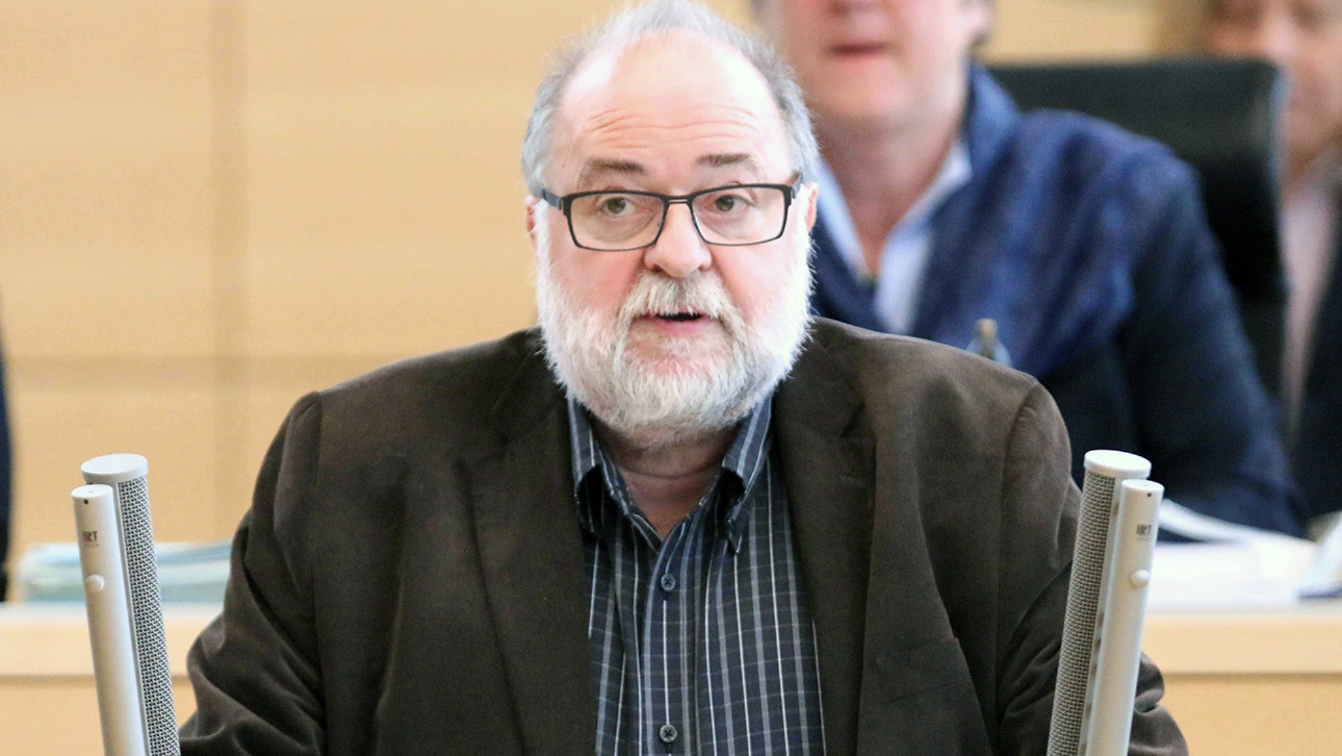 Der SPD-Abgeordnete Wolfgang Baasch hält eine Rede im Plenarsaal des Landtages.