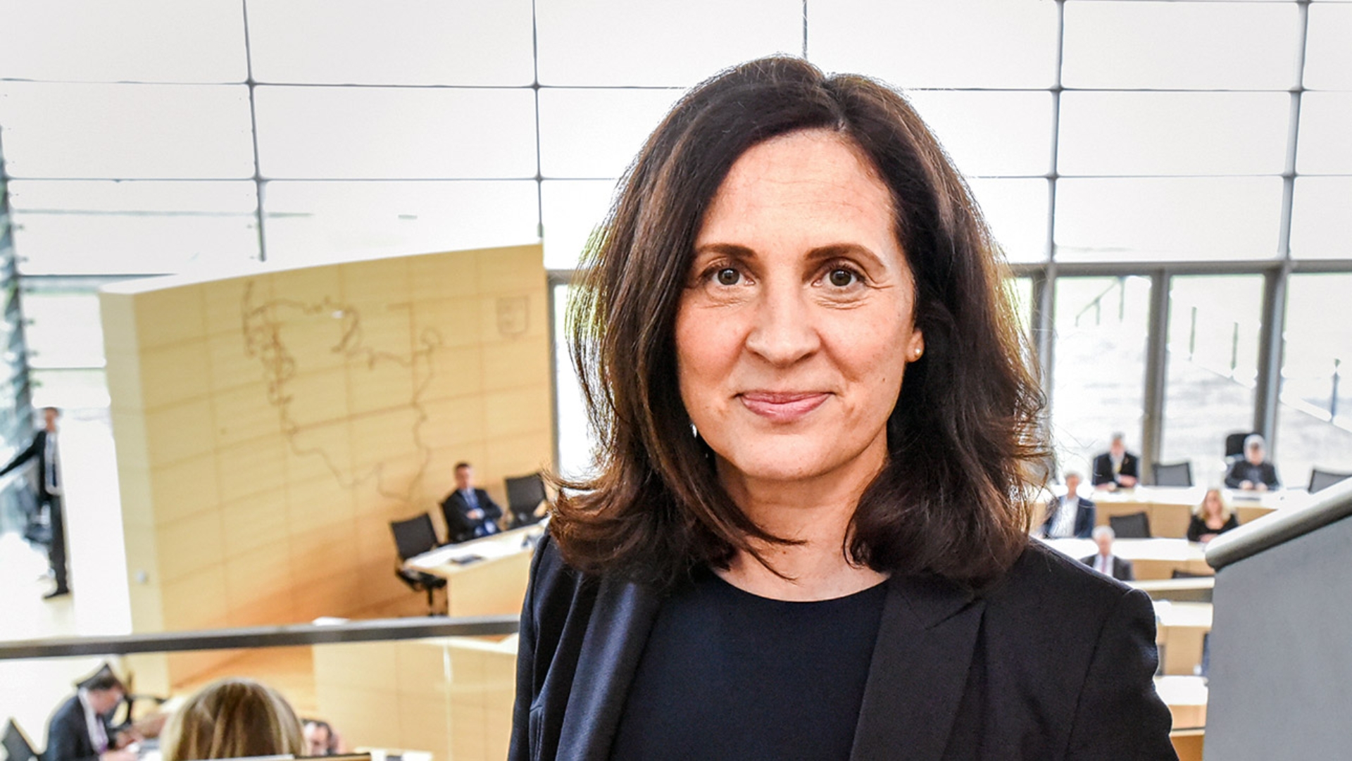 Die Bürgerbeauftragte Samiah El Samadoni freut sich auf der Tribüne des Plenarsaals über ihre Wiederwahl.