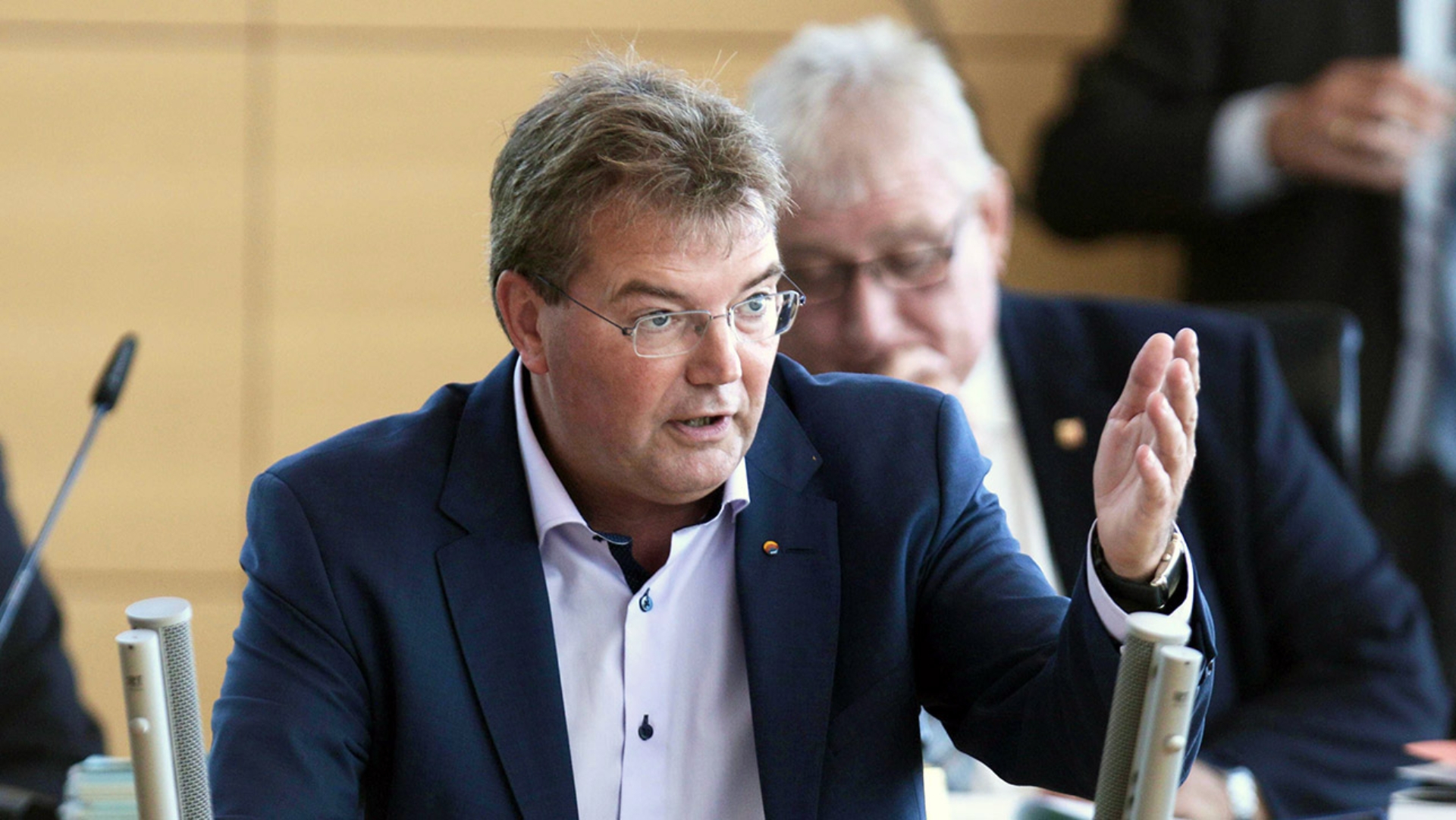 Lars Harms, der Vorsitzendes des SSW im Landtag, hält eine Rede im Plenarsaal.