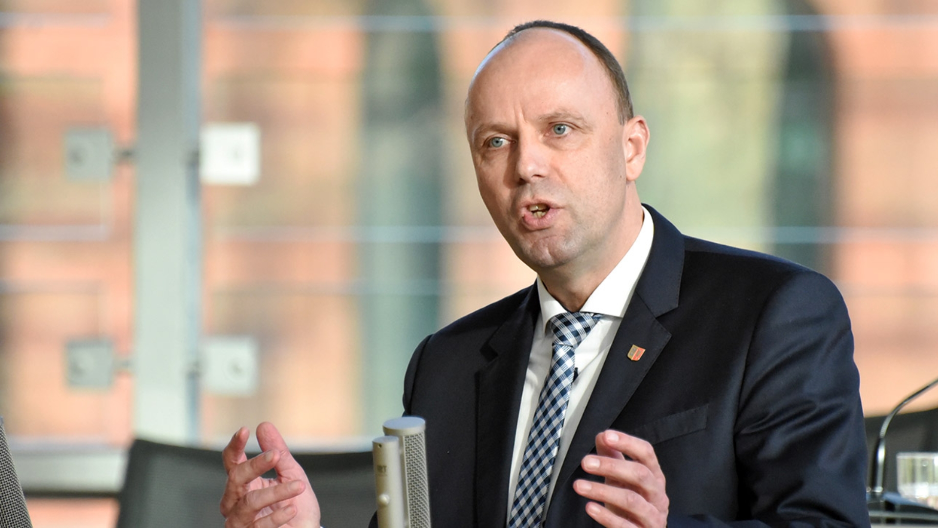 Der CDU-Abgeordnete Andreas Hein hält eine Rede im Plenarsaal des Schleswig-Holsteinischen Landtages.