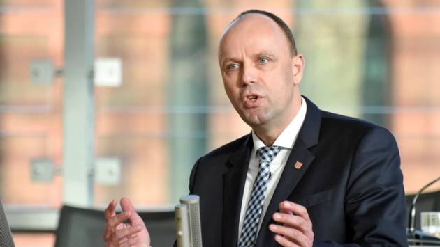 Der CDU-Abgeordnete Andreas Hein hält eine Rede im Plenarsaal des Schleswig-Holsteinischen Landtages.