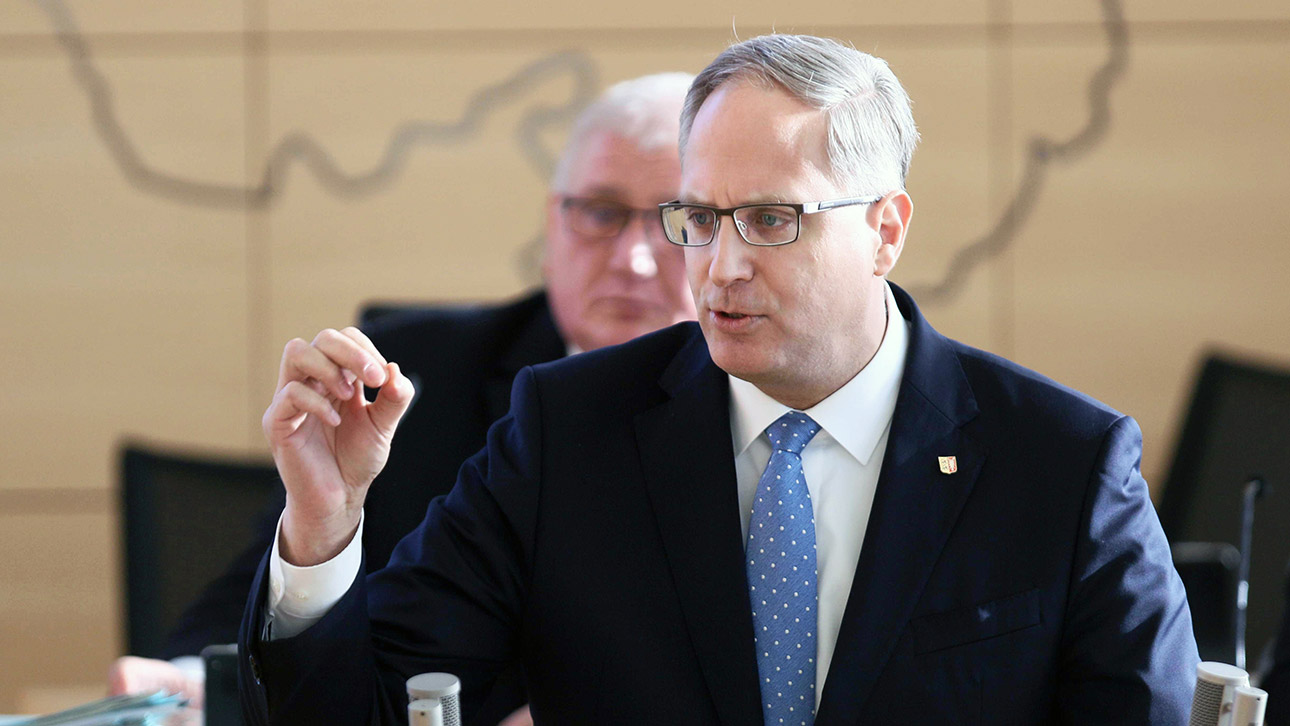 Der CDU-Fraktionsvorsitzende Tobias Koch hält eine Rede im Plenarsaal des Landtages.