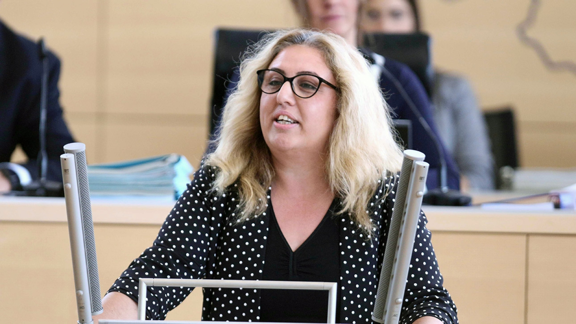 Die SPD-Abgeordnete Özlem Ünsal hält eine Rede im Plenarsaal.