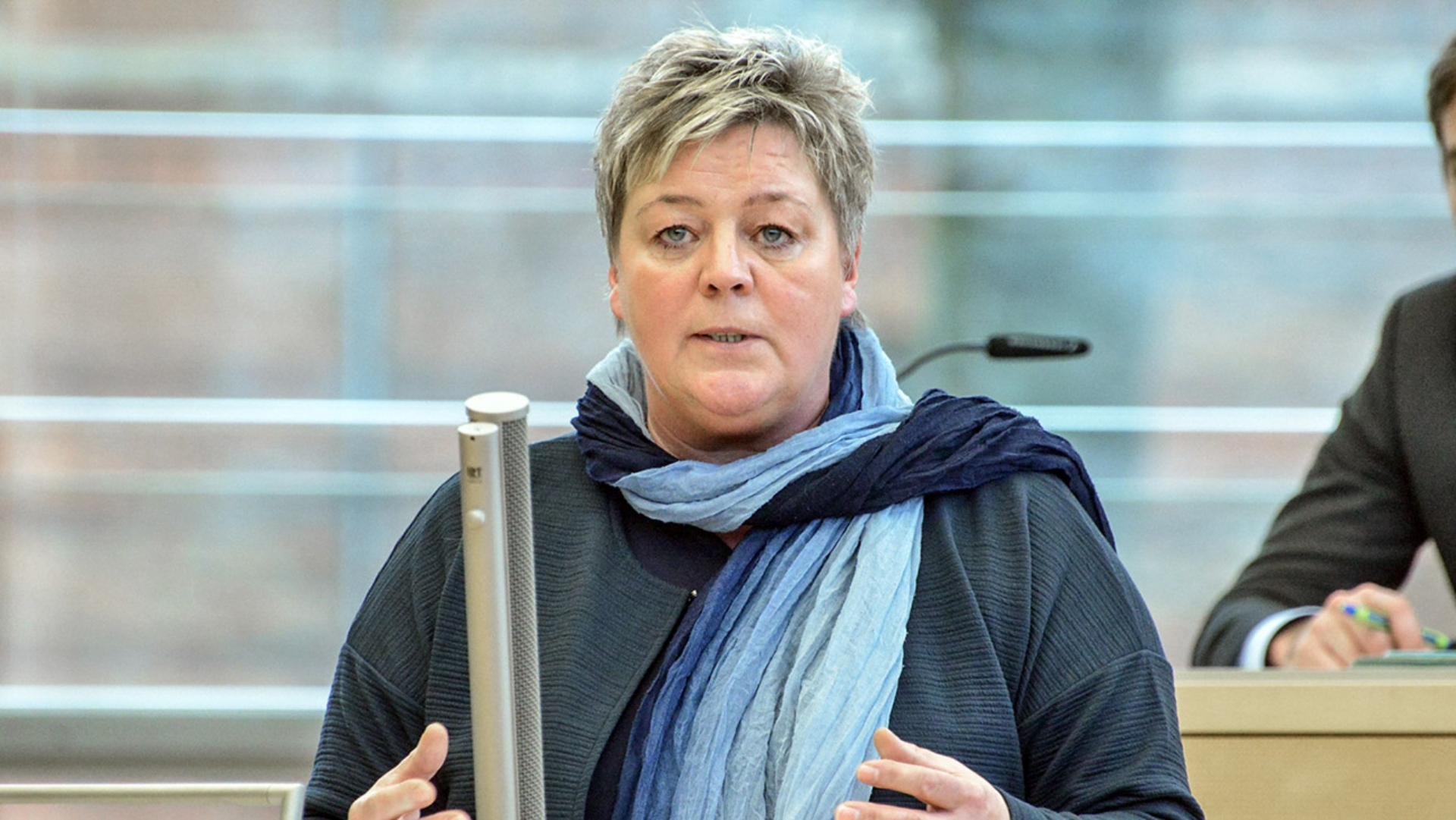 Die SPD-Abgeordnete Birte Pauls steht am Redepult im Plenarsaal des Landtages und hält eine Rede.