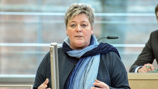 Die SPD-Abgeordnete Birte Pauls steht am Redepult im Plenarsaal des Landtages und hält eine Rede.