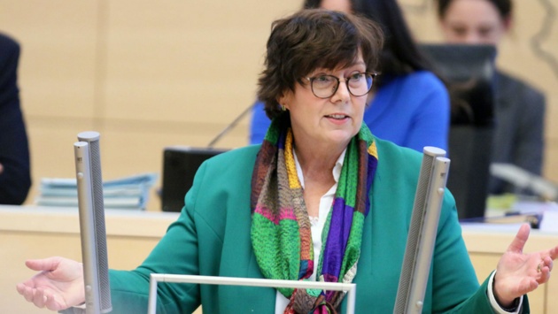 Die Ministerin für Justiz und Gleichstellung, Sabine Sütterlin-Waack (CDU), hält eine Rede im Plenarsaal des Schleswig-Holsteinischen Landtages.