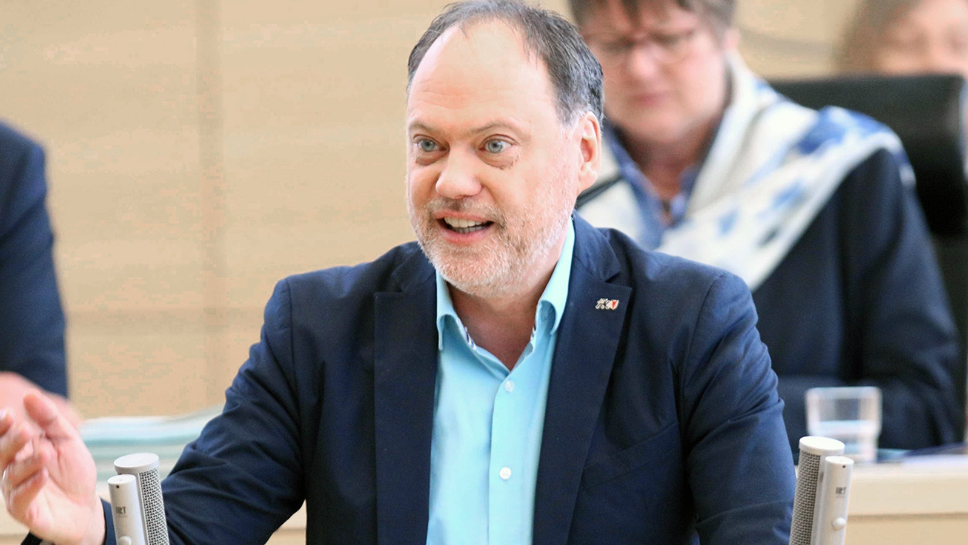 Der Grünen-Abgeordnete Andreas Tietze hält eine Rede im Plenarsaal des Schleswig-Holsteinischen Landtages.