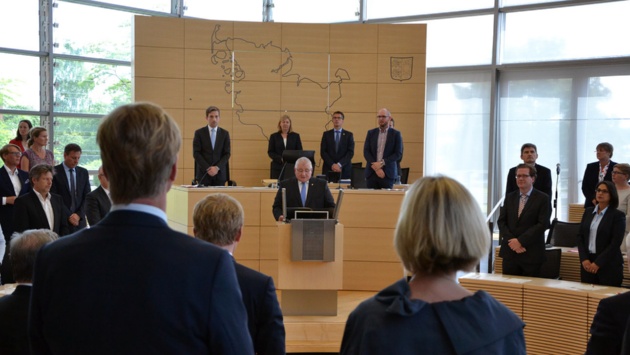 Der Landtag hat sich zur Verpflichtung der Abgeordneten der 19. Wahlperiode von den Sitzen erhoben.