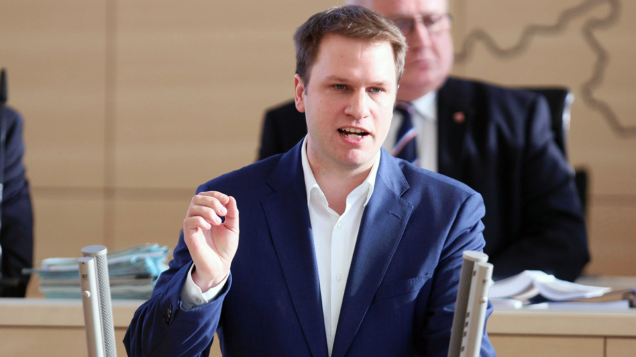 Der FDP-Fraktionsvorsitzende Christopher Vogt hält eine Rede im Plenarsaal des Landtages.