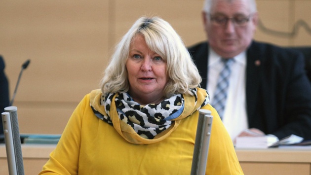 Die SSW-Abgeordnete Jette Waldinger-Thiering hält eine Rede im Plenarsaal des Landtages.