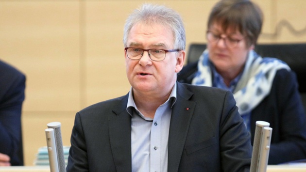 Der SPD-Abgeordnete Stefan Weber hält eine Rede im Plenarsaal des Schleswig-Holsteinischen Landtages.