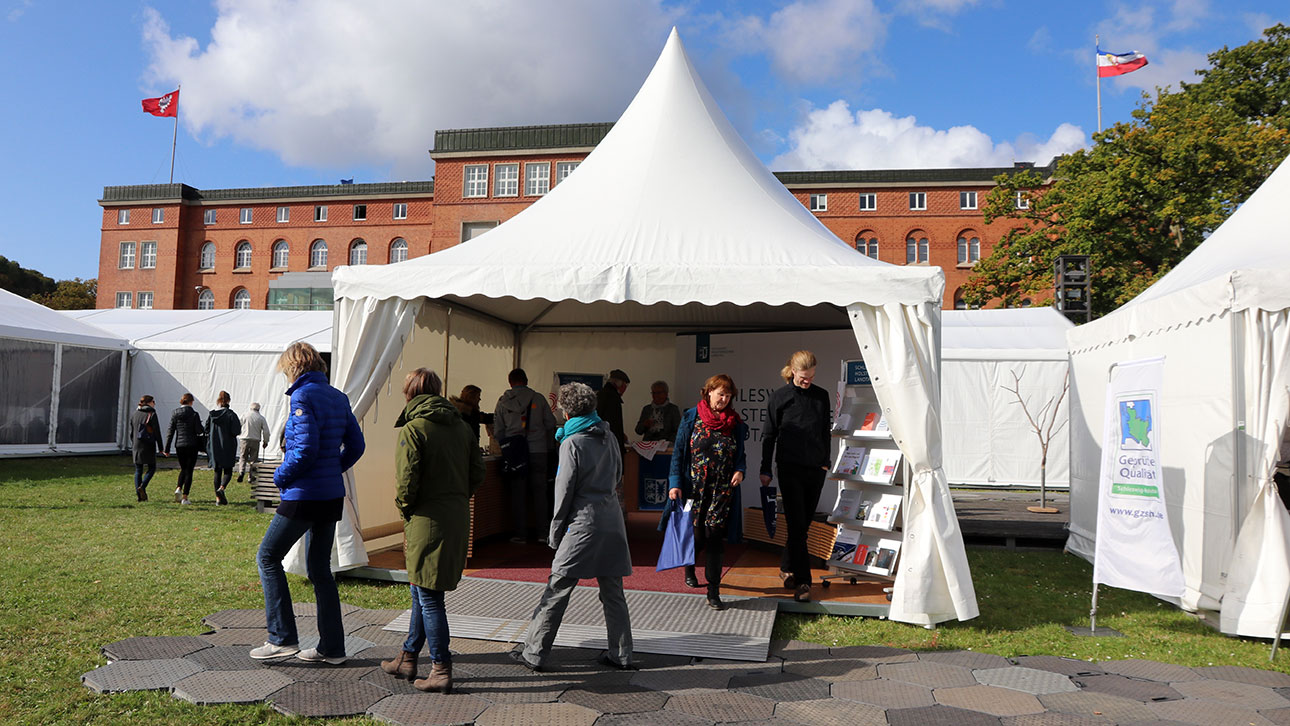 Menschen am Infostand des Landtages beim Tag der Deutschen Einheit