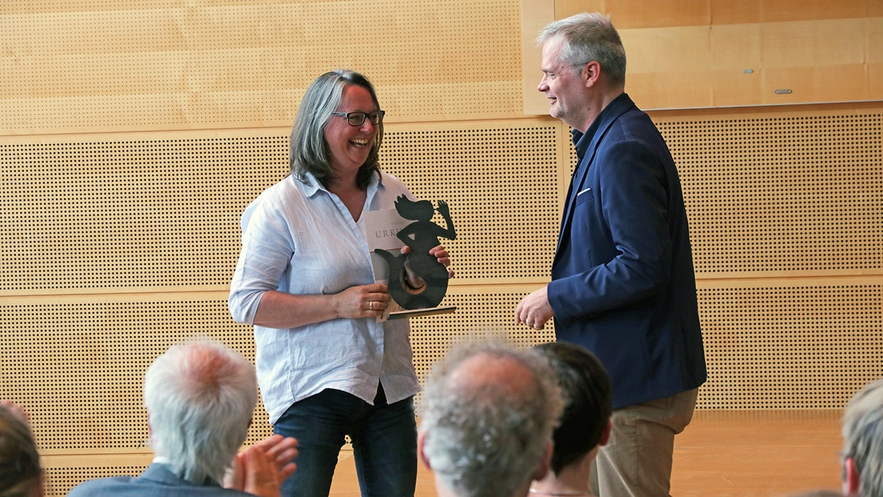 Inke Adler nimmt ihren „Emmi“ von Thorsten Börnsen entgegen.