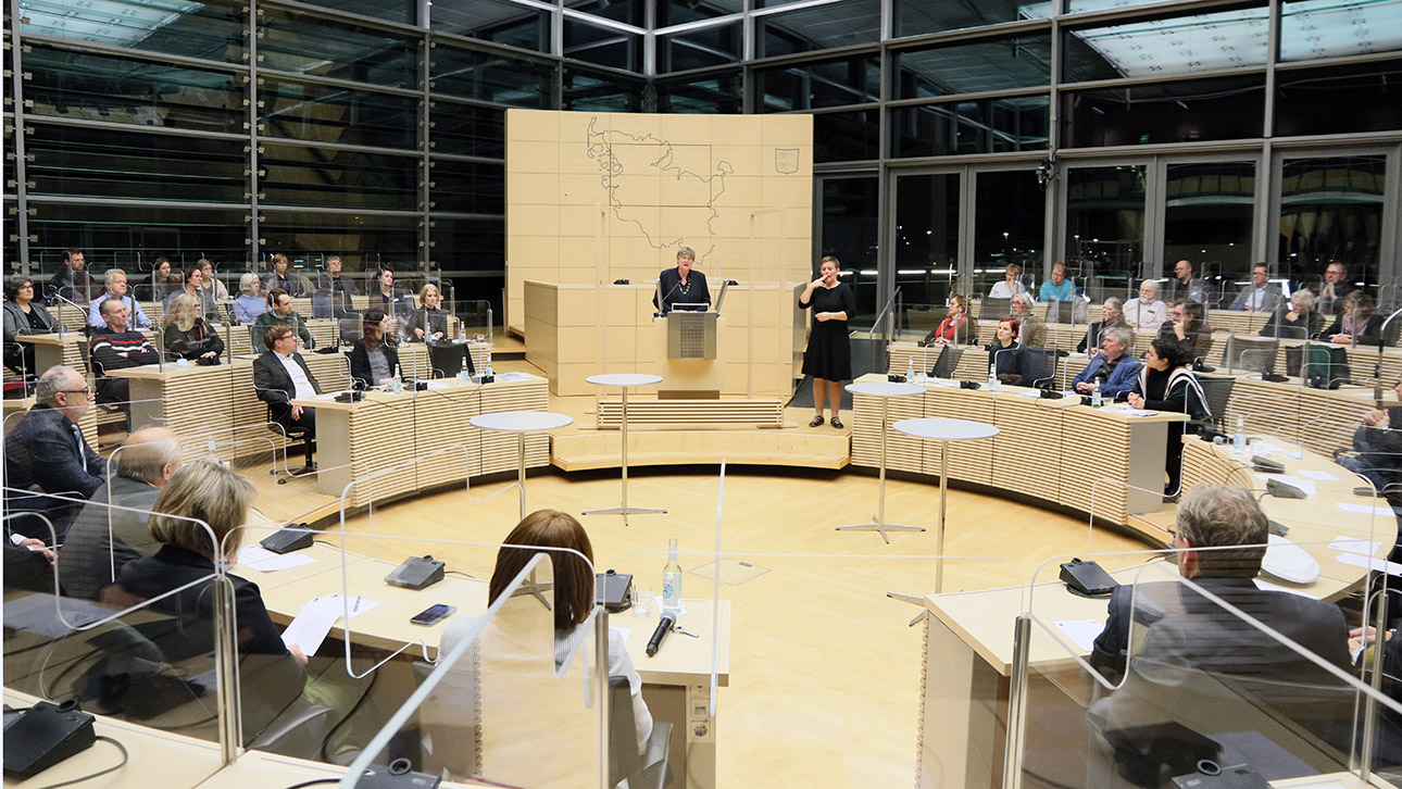 Vizelandtagspräsidentin Eickhoff-Weber hält anlässlich der Ausstellungseröffnung 