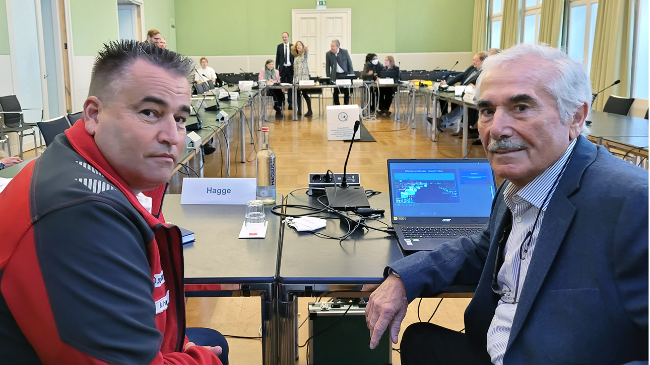 Petent Herbert Schmitz und Seenotretter Björn Hagge sitzen im Ausschusssaal des Schleswig-Holsteinischen Landtages. 