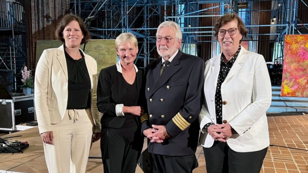 Gruppenfoto mit Stefan Schmidt, Landtagspräsidentin Kristina Herbst (li.), Bischöfin Kirsten Fehrs (2.v.li.) und Innenministerin Sabine Sütterlin-Waack (re.)