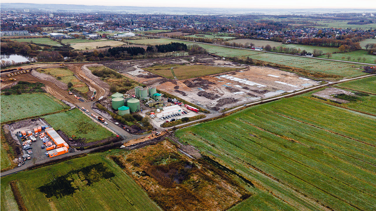 Eine Luftaufnahme zeigt eine stillgelegte Biogas-Anlage auf einer Baustelle im Kreis Dithmarschen. Hier, in der Nähe von Heide,  soll die Northvolt-Batteriefabrik für Elektroautos entstehen. 