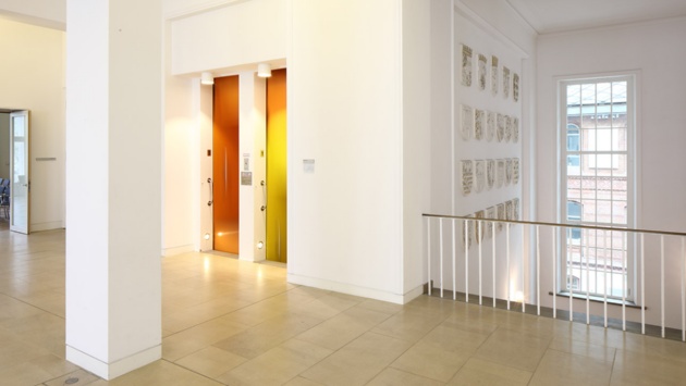 Landeshaus Innen 1 Etage Paternoster Landeswappen