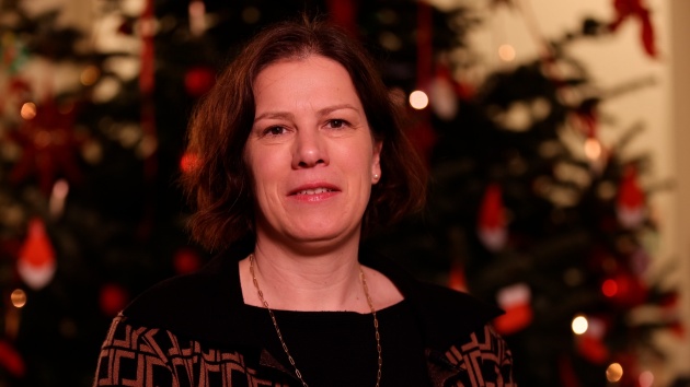Landtagspräsidentin Kristina Herbst vor einem geschmückten Weihnachtsbaum