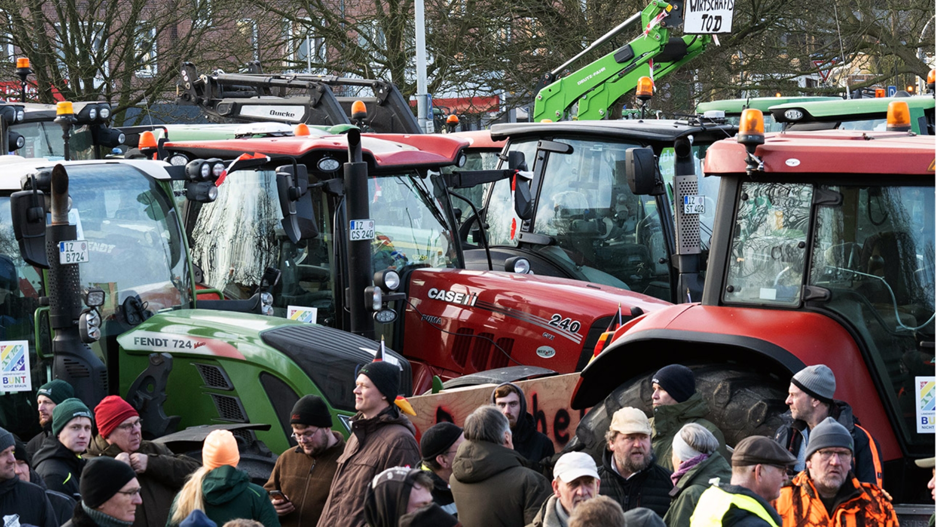 Landwirte mit ihren Treckern stehen bei einer Kundgebung auf dem Exerzierplatz in Kiel. 