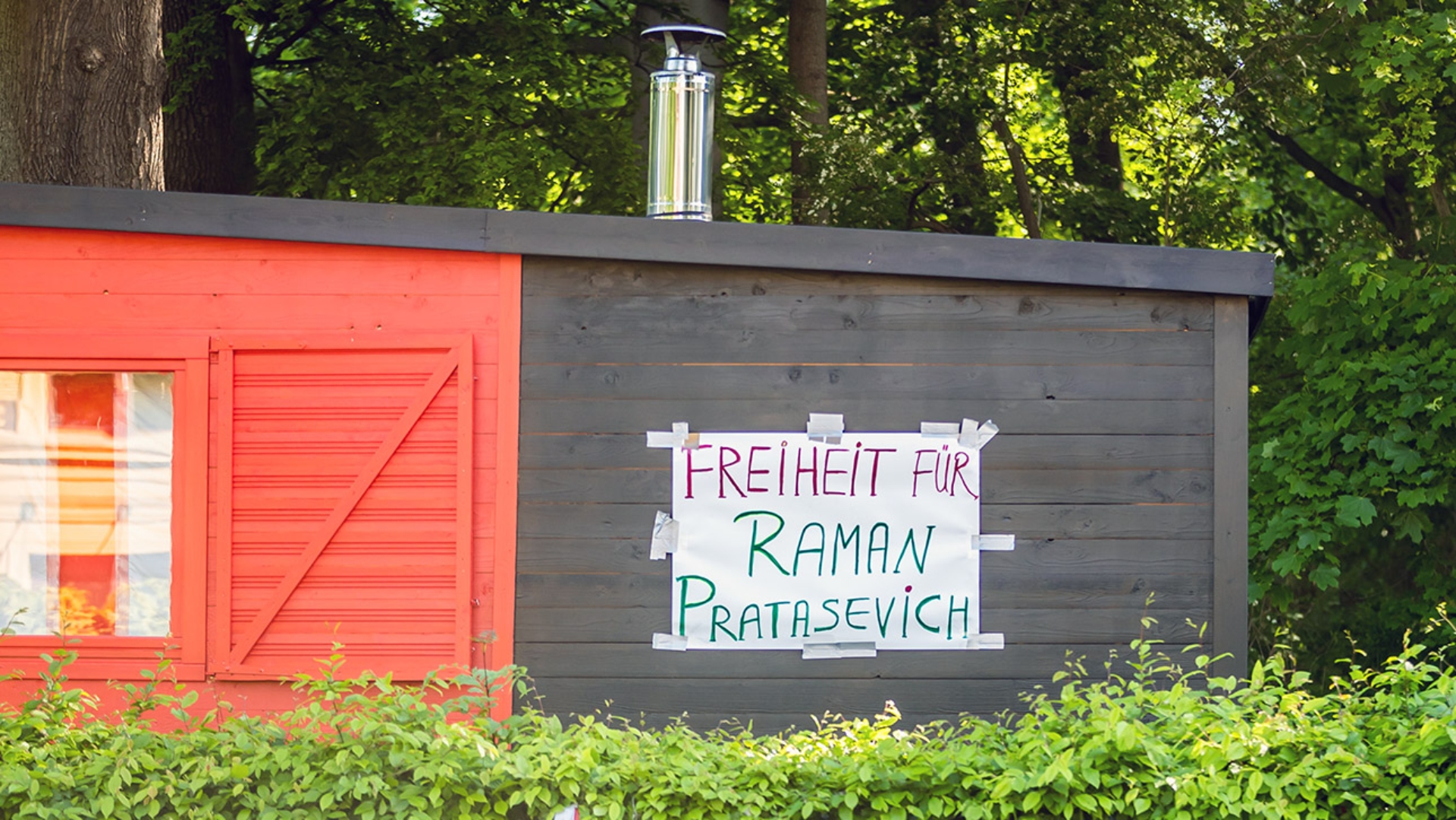 "Freiheit für Raman Pratasevich" (belarussische Schreibweise von Roman Protassewitsch) steht vor der Botschaft von Belarus in Berlin an einem Protestwagen.