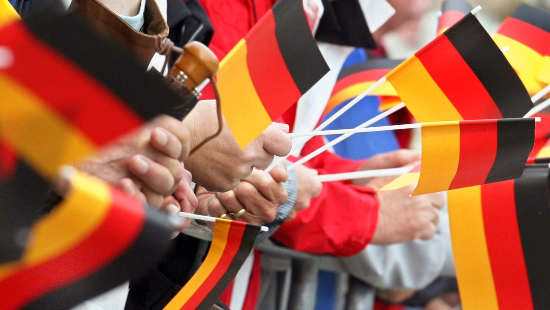 Oktober 2006 in Kiel: Zuschauer nehmen am Tag der Deutschen Einheit mit Deutschlandfahnen an den Festlichkeiten teil.