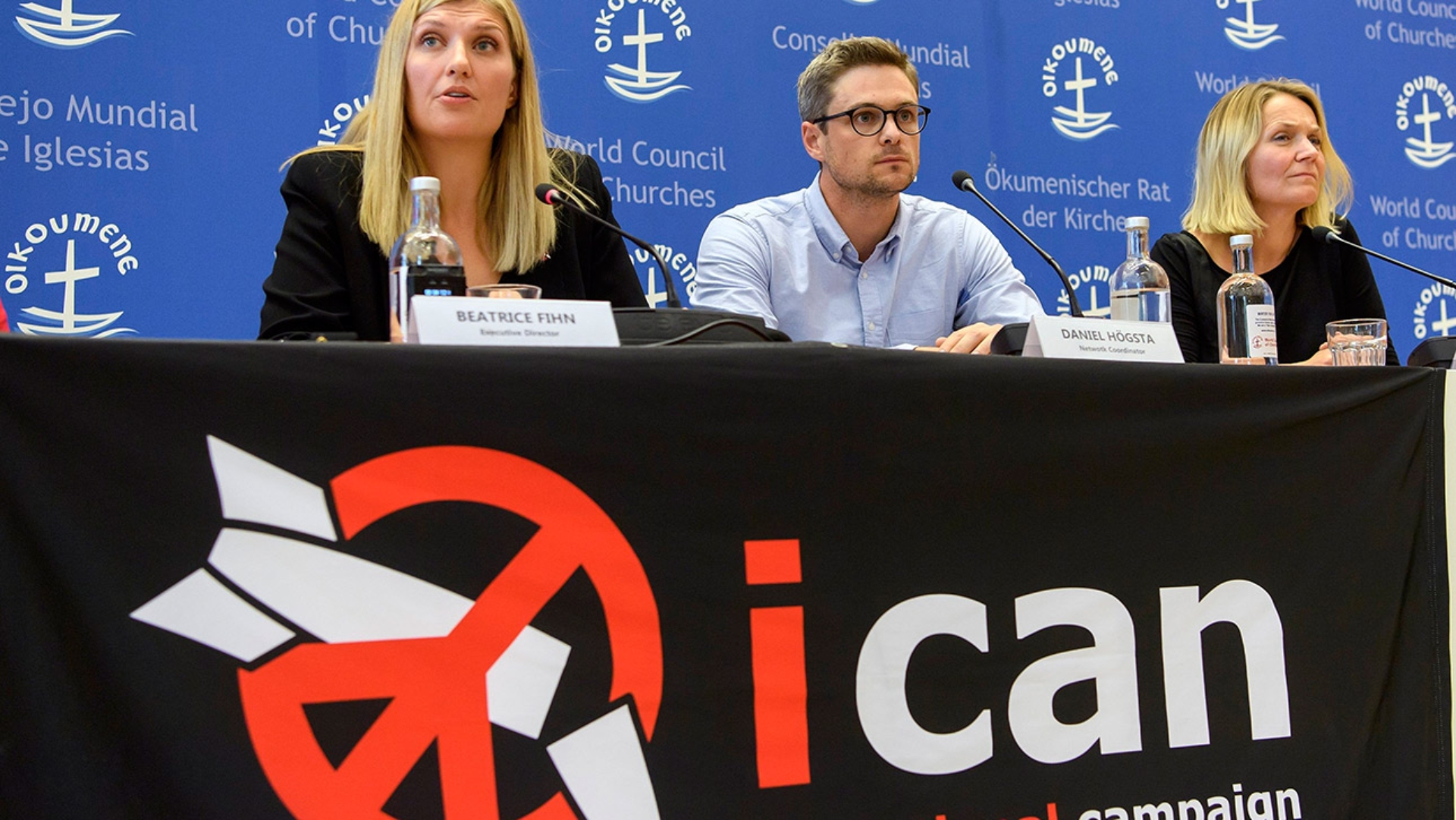 Ican-Direktorin Beatrice Fihn (l.), von der Internationalen Kampagne zur atomaren Abrüstung (Ican), Daniel Hogsta, Koordinator der internationalen Kampagnen von Ican, und Grethe Ostern, Mitglied der Steuerungsgruppe von Ican, geben nach der Bekanntgabe des Friedensnobelpreises eine Pressekonferenz.