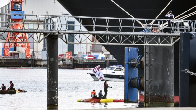  Aktivisten blockieren mit Schlauchbooten das Kreuzfahrtschiff "Zuiderdam" und hindern es am Auslaufen. 