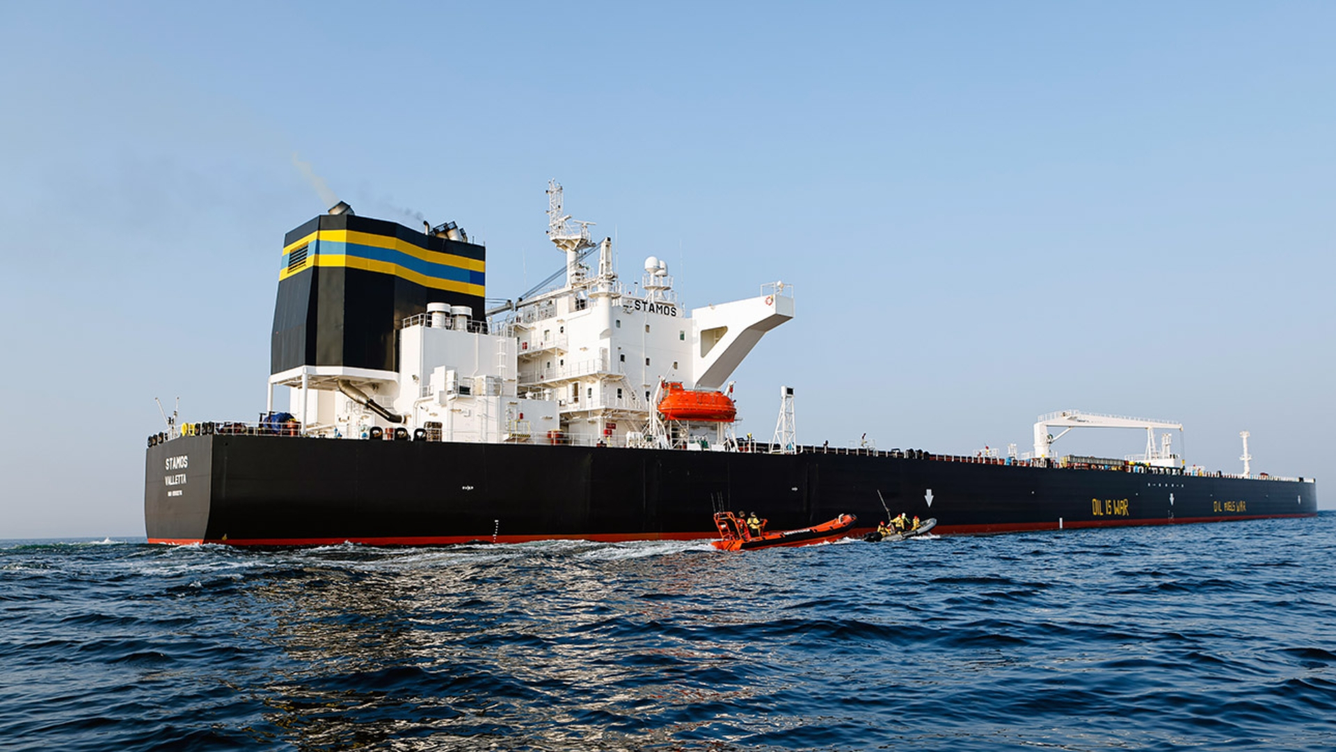 Aktivisten der Umweltorganisation Greenpeace demonstrieren im April 2024 vor Fehmarn längsseits eines Schiffes, das russisches Öl transportiert.