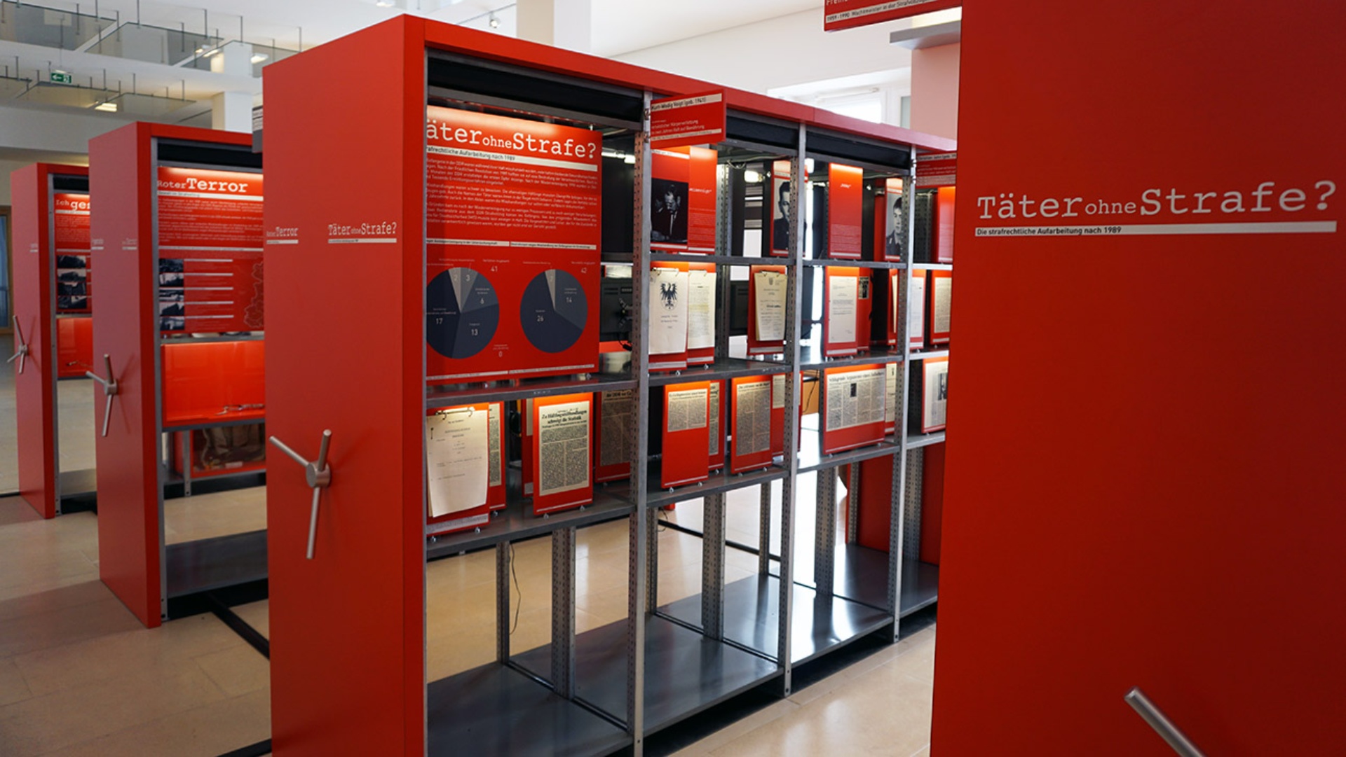 Offene Archivschränke mit Fotos, Dokumenten, Filmen und Hörstationen: Ein Blick in die Ausstellung "Gewalt hinter Gittern" in  der ersten Etage des Landeshauses.