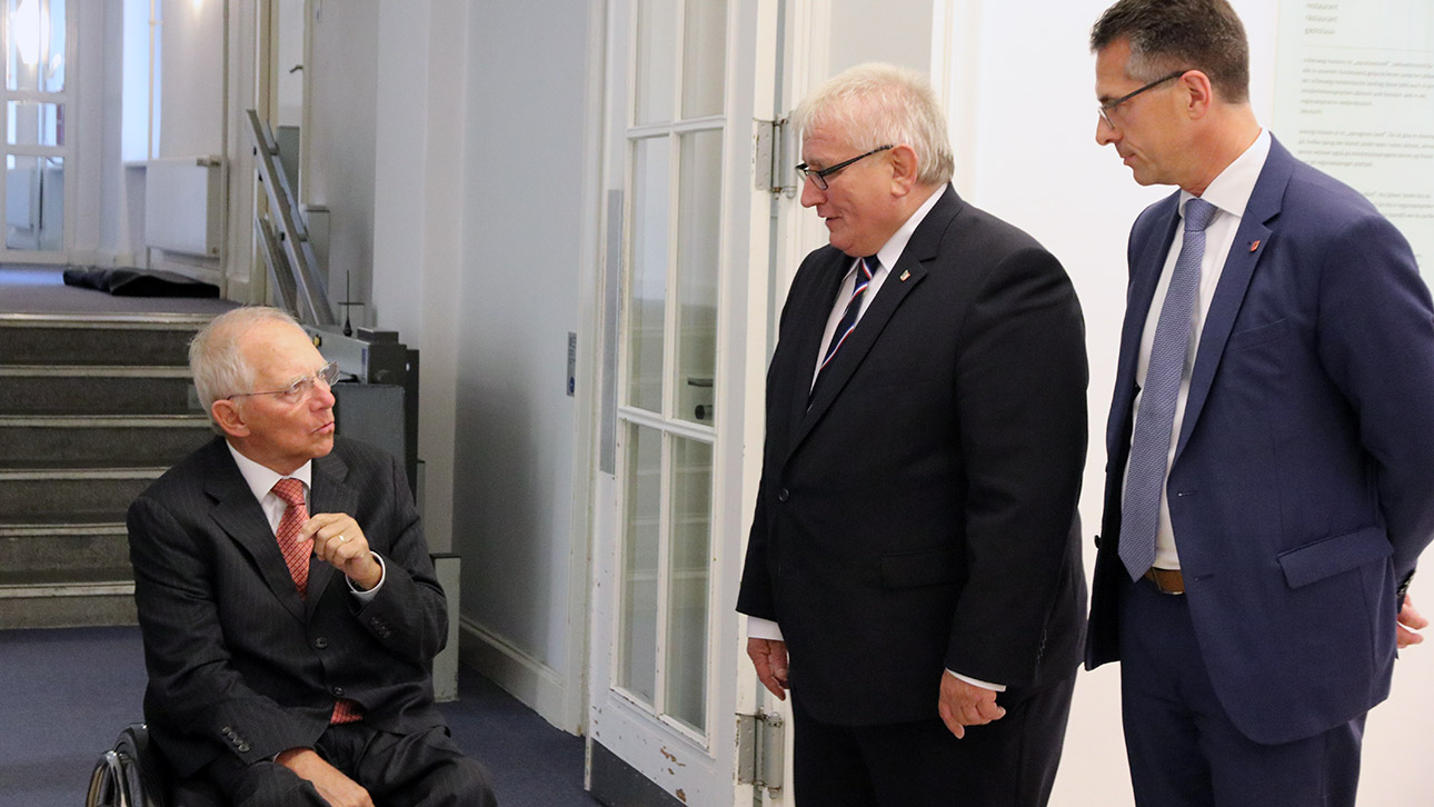  Bundestagspräsident Wolfgang Schäuble spricht mit Landtagspräsident Schlie und Landtagsdirektor Schliesky