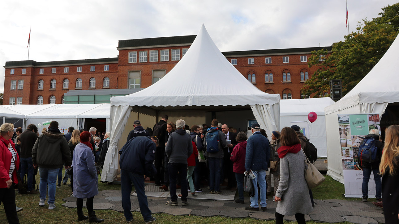 Zahlreiche Bürger informieren sich am Messestand des Landtages auf der Ländermeile vor dem Landeshaus.