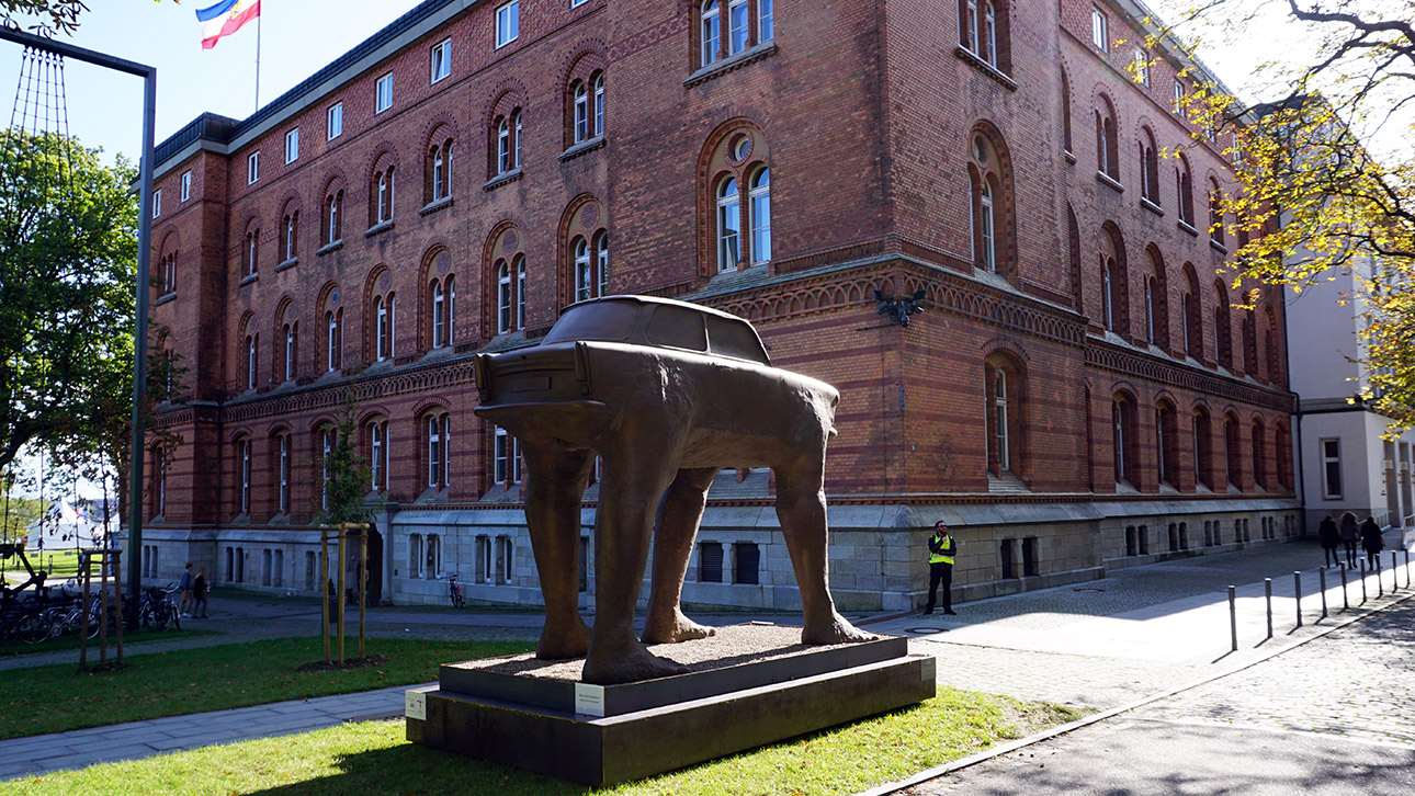 Die bronzefarbene Skulptur eines Trabis auf vier Beinen steht vor dem Landeshaus.