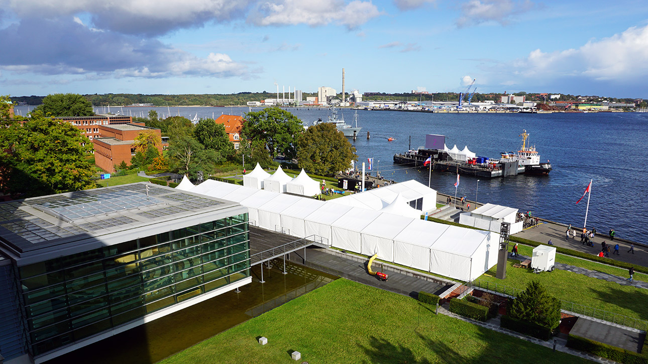 Blick aus der dritten Etage des Landtages auf die Ländermeile und die Kieler Förde.