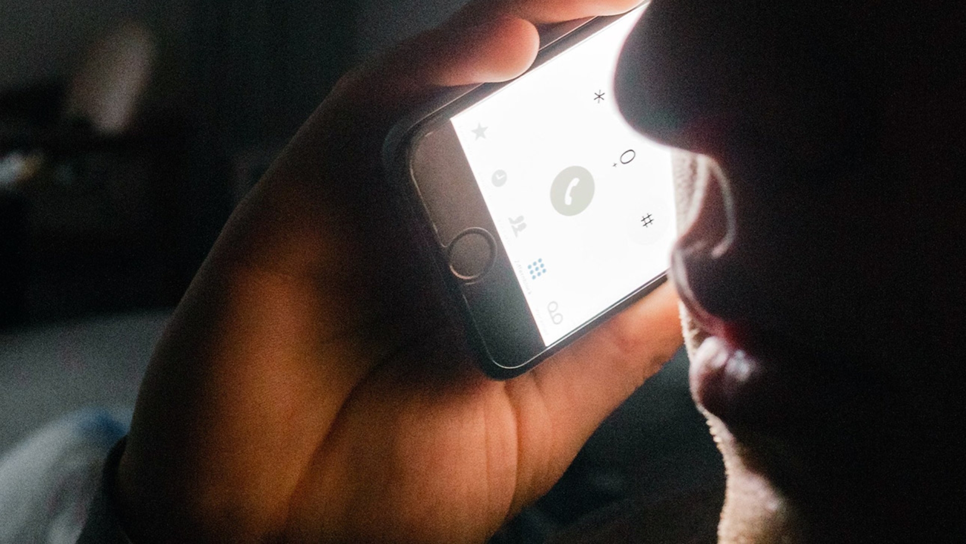 Illustrationsbild: Ein Mann ruft mit seinem Handy bei der Telefonseelsorge an