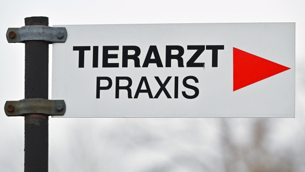 Wegweiser zu einer Tierarztpraxis. 