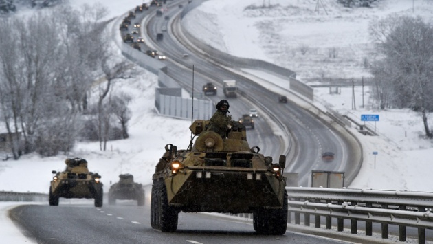Ein Konvoi gepanzerter russischer Fahrzeuge fährt über eine Autobahn auf der Krim.