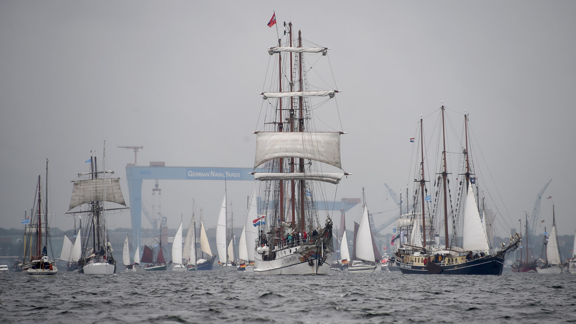 Schiffe auf der Förde bei der traditionellen Windjammerparade zur Kieler Woche