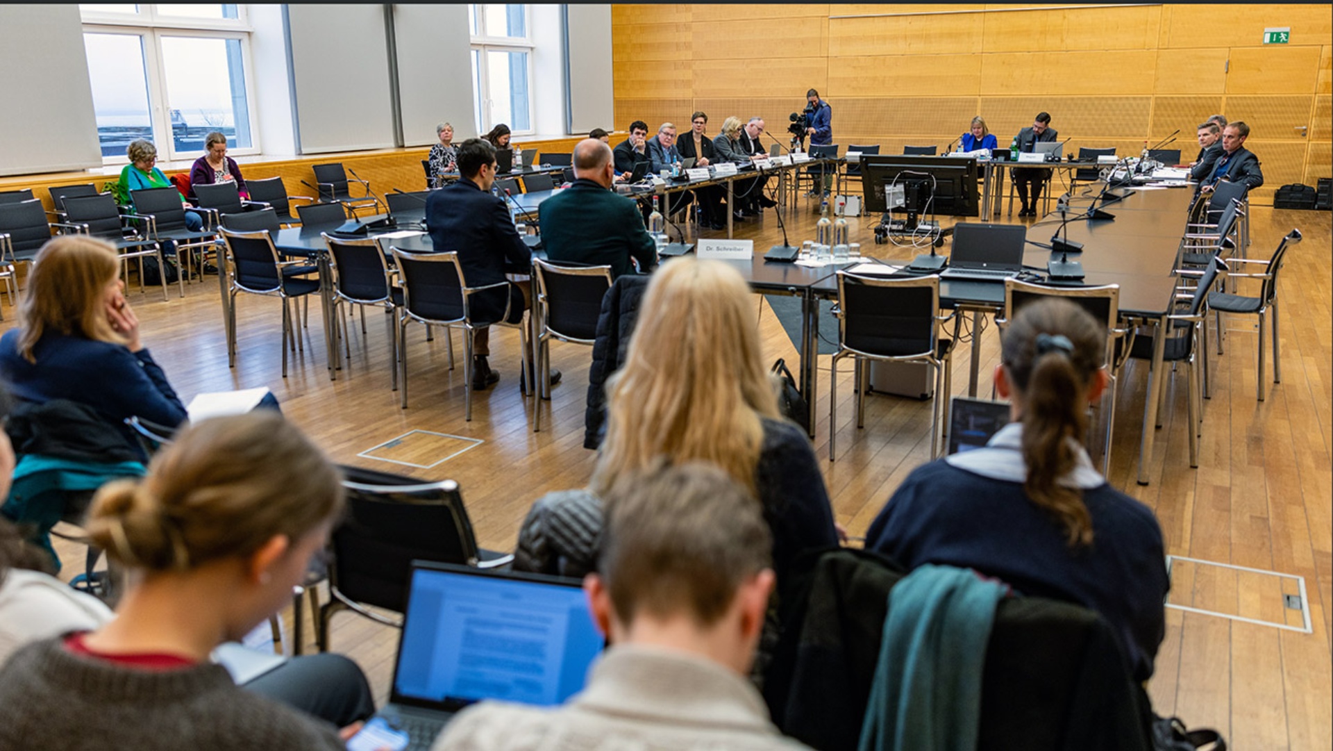 Zuschauer verfolgen die Anhörung im Schleswig-Holsteinischen-Saal des Landtages