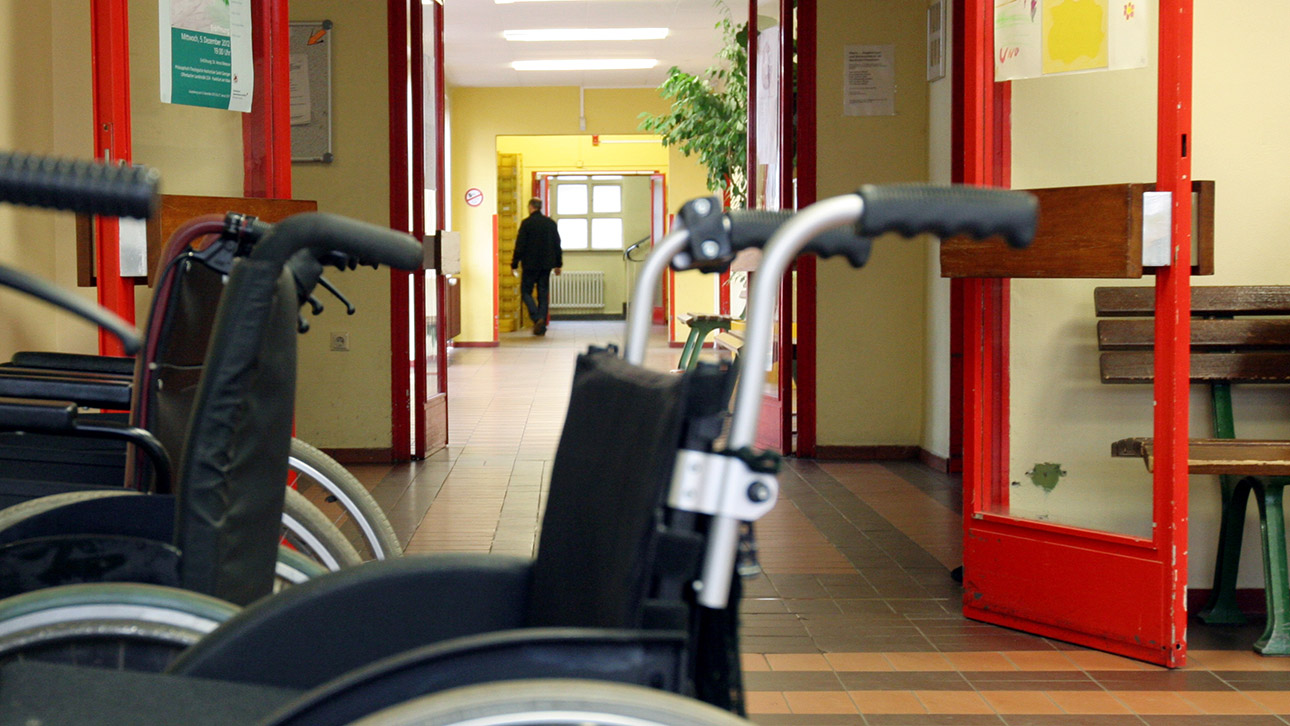 Behinderte Behinderung Menschen Rollstuhl Werkstatt Beauftragte