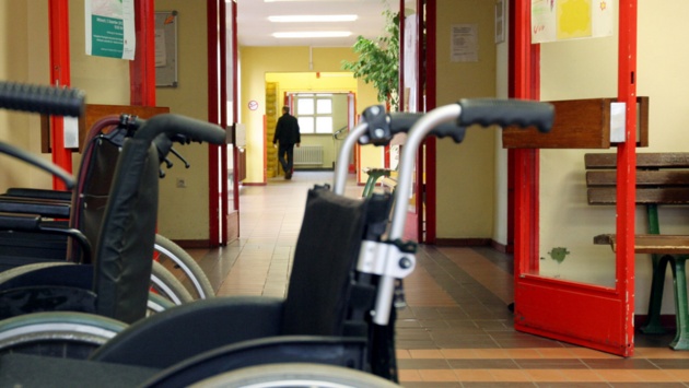 Zwei Rollstühle stehen auf einem Flur in einer Behindertenwerkstatt.
