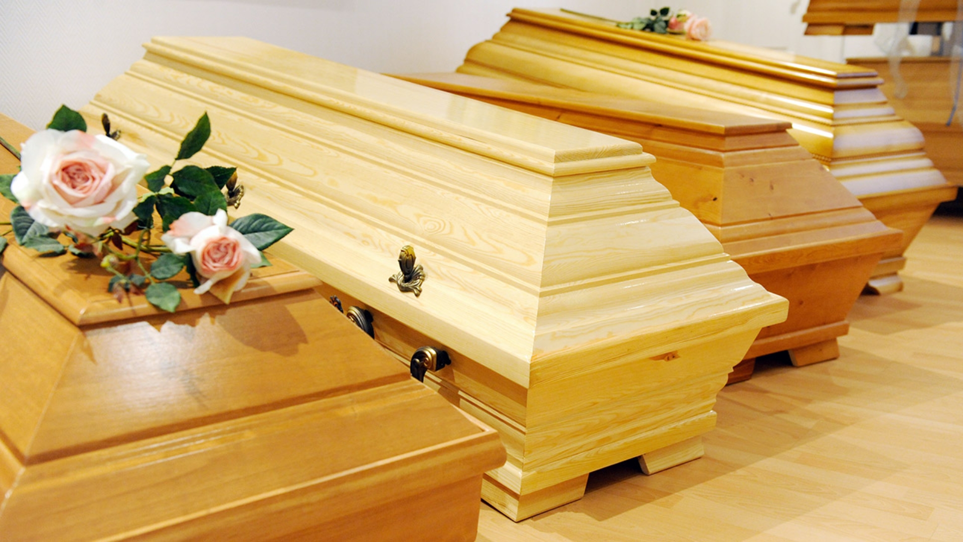 Särge stehen in einem Ausstellungsraum eines Bestatters.