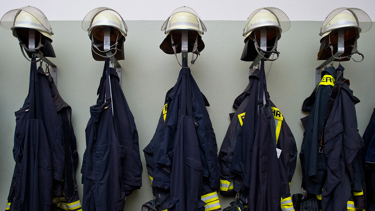 Feuerwehruniformen an einer Garderobe